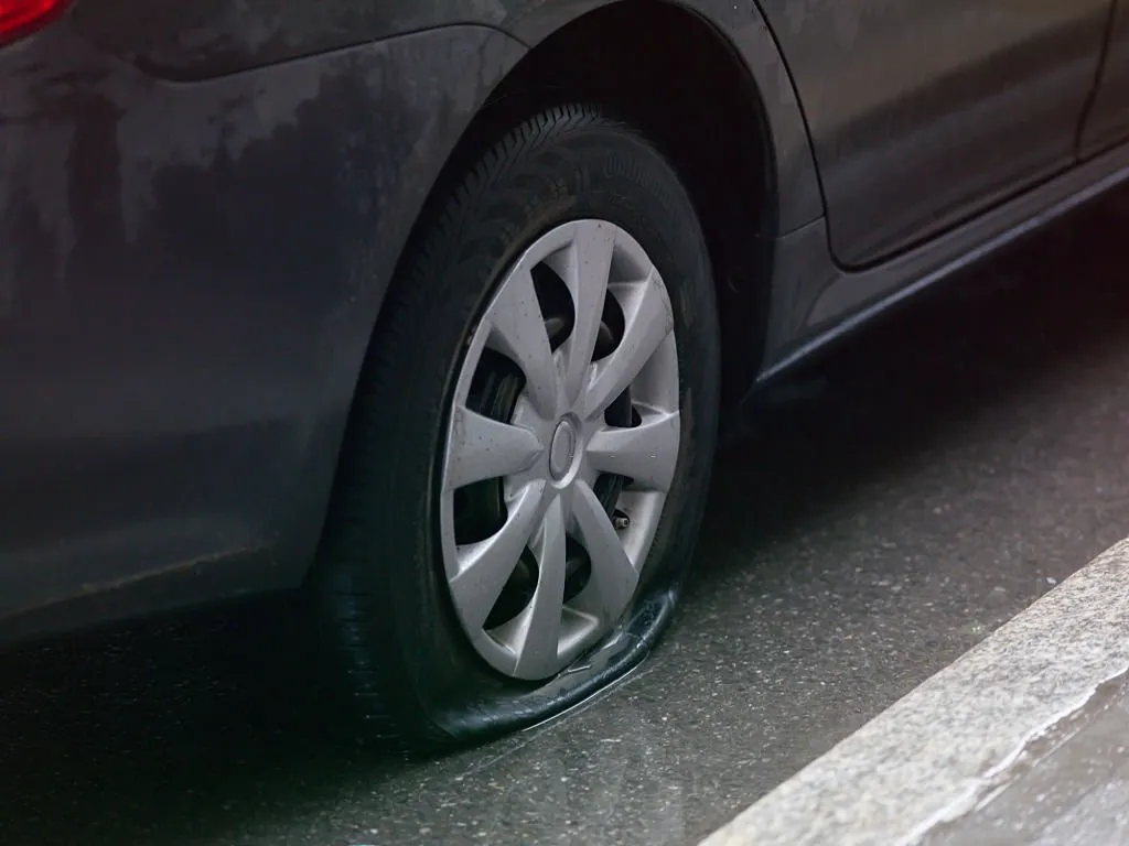 Roadside mobile tyre fitting